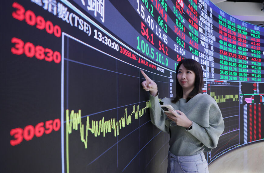 台灣新聞通訊社-台股力拚叩關33,000點？這些風險要注意