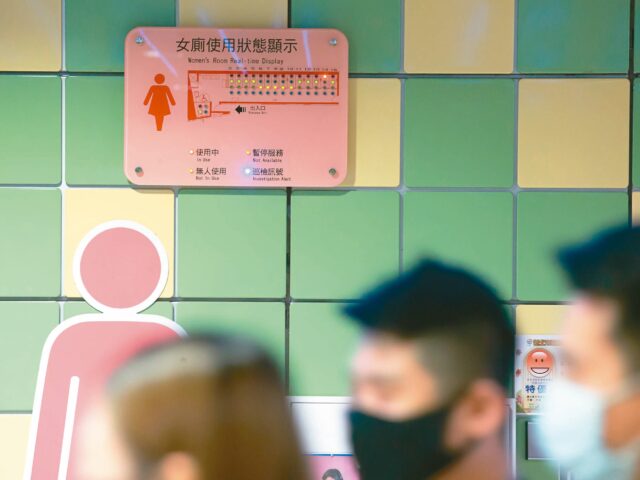 台灣新聞通訊社-女廁遭占30分鐘 清潔員關心被狠甩巴掌…  北捷：支持提告