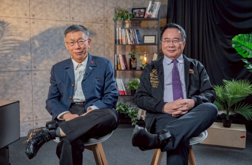 台灣新聞通訊社-蔡正元同框柯文哲 兩人合影秀電子腳鐐