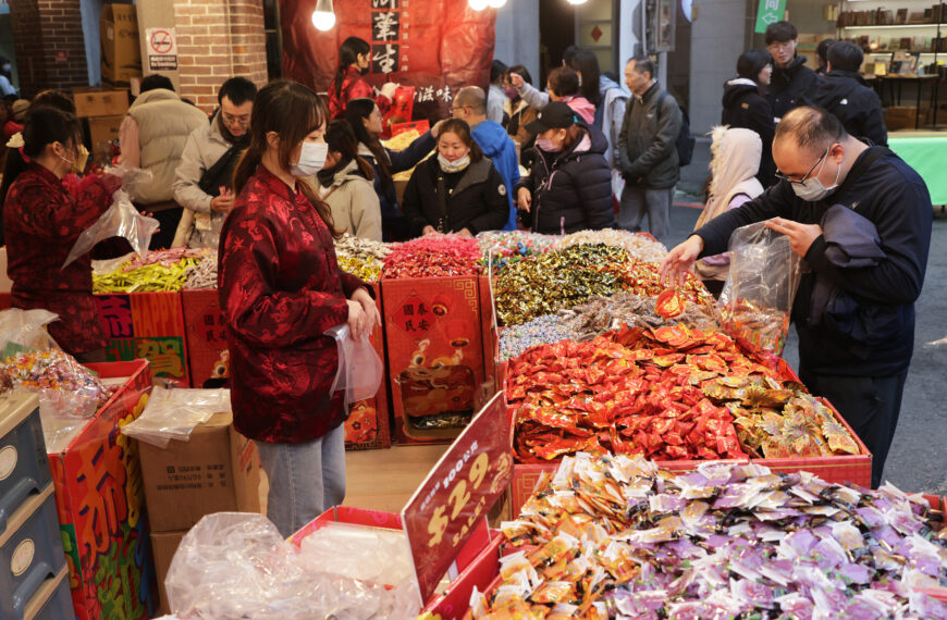 台灣新聞通訊社-迪化街買年貨被當盤子？北市府祭公秤坐鎮 缺斤兩現形即開罰
