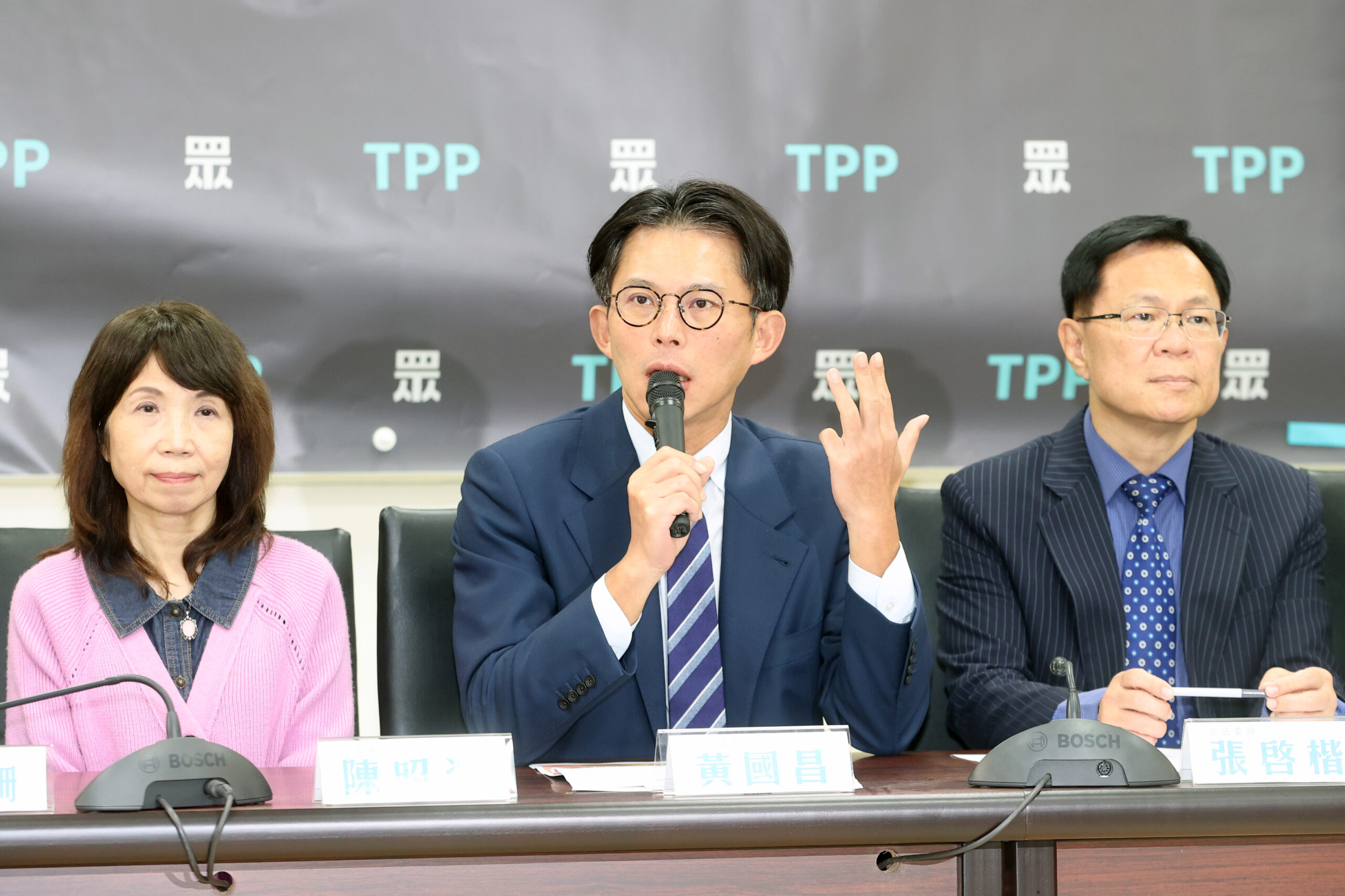 台灣新聞通訊社-內政部堅持李貞秀任立委需放棄陸籍 黃國昌：法律解釋權不在行政手上