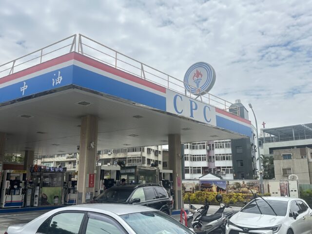 台灣新聞通訊社-加油再等等 台灣中油自明（12）日凌晨零時起汽、柴油價格各調降0.2元