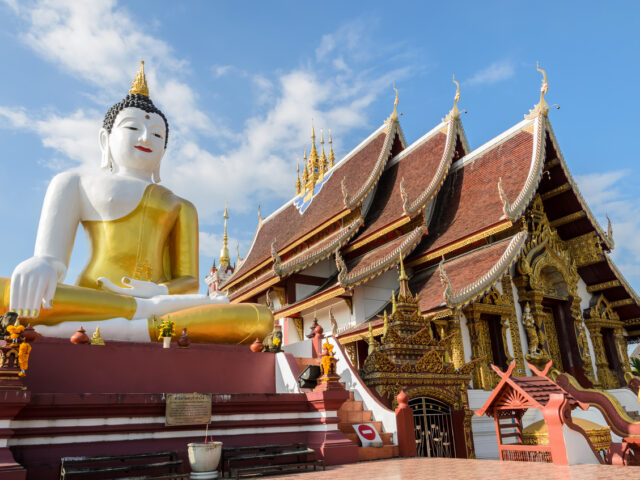 台灣新聞通訊社-把泰國寺廟當海邊？金髮辣妹穿比基尼「腿開開」曬太陽 當地人氣炸公審