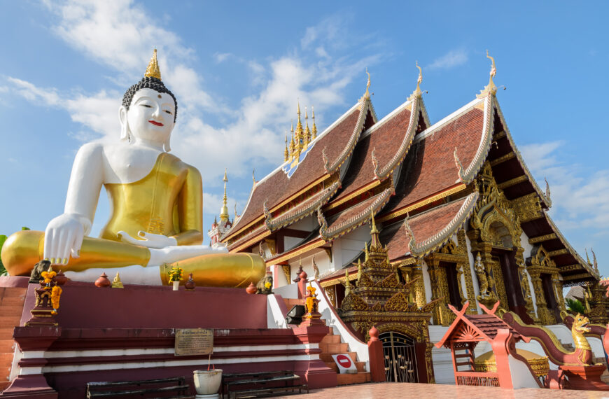 台灣新聞通訊社-把泰國寺廟當海邊?金髮辣妹穿比基尼「腿開開」曬太陽 當地人氣炸公審