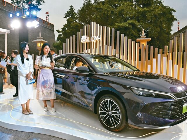 台灣新聞通訊社-20多家車企內卷 比亞迪殺到8萬 特斯拉推0息購