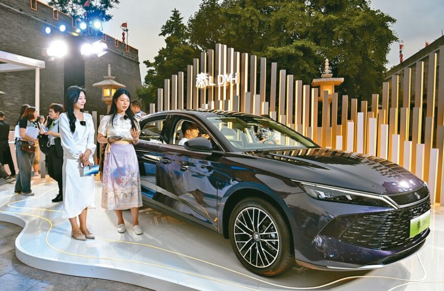 台灣新聞通訊社-20多家車企內卷 比亞迪殺到8萬 特斯拉推0息購