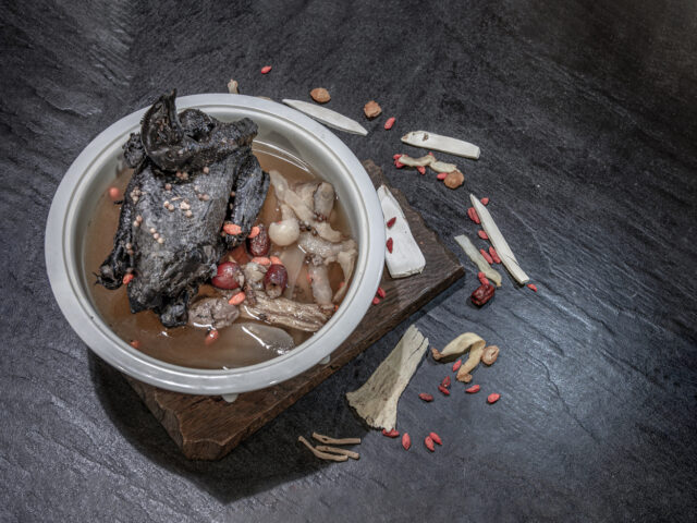 台灣新聞通訊社-噁爆！仁川名店蔘雞湯吃到「排泄物」 店家甩鍋供應商：是雞胗沒清乾淨