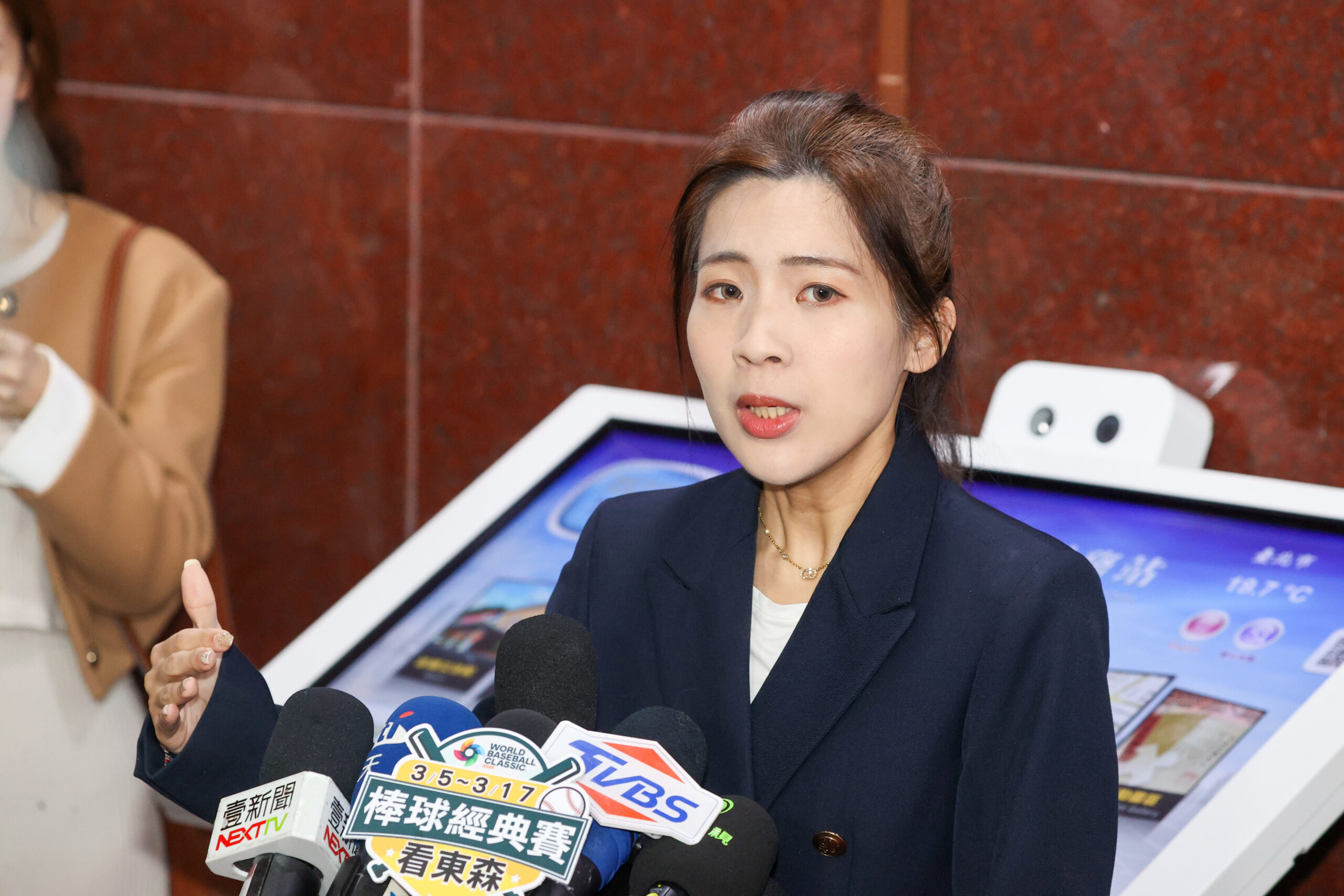 台灣新聞通訊社-台大狼醫連環爆…石崇良吐「不該錯一次廢照」徐巧芯轟：踐踏受害者