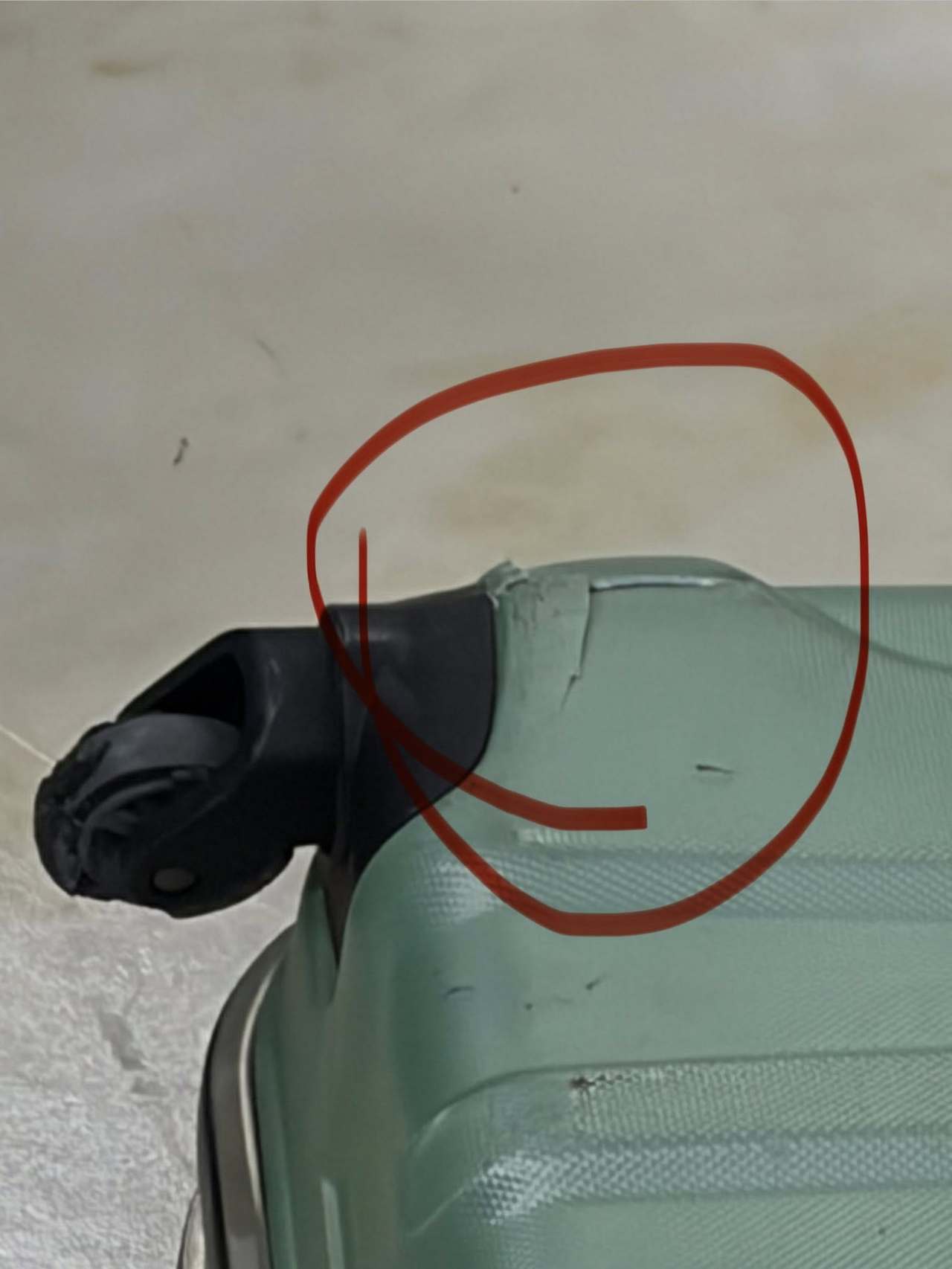 台灣新聞通訊社-同航班5行李受損！泰獅航只賠210元 地勤不道歉：已強烈要求不能摔