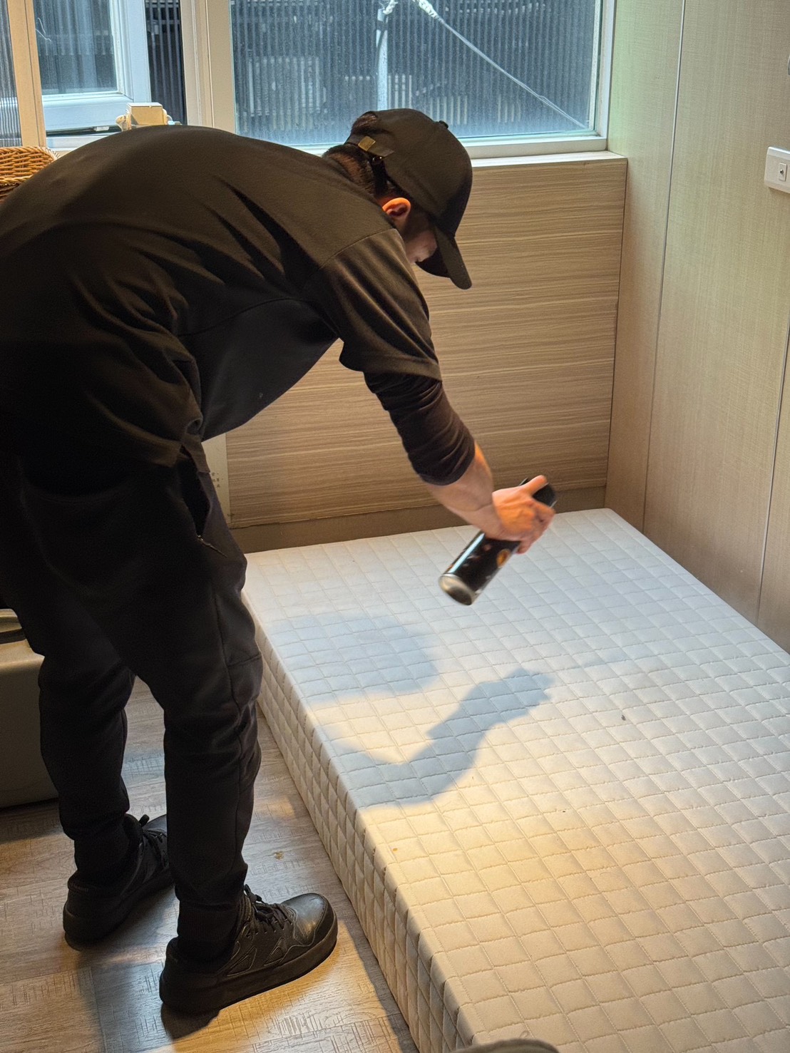 台灣新聞通訊社-不僅飄異味 北車某知名旅館遭控床蝨到處爬！北市府下令全館清消