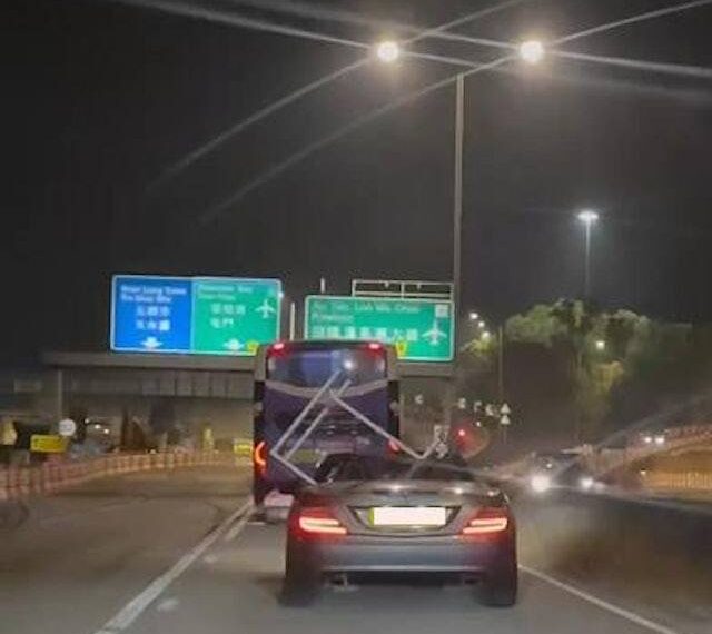 台灣新聞通訊社-敞篷車新用途曝光？賓士敞篷載超大鐵架行駛公路 網狂批「太離譜」