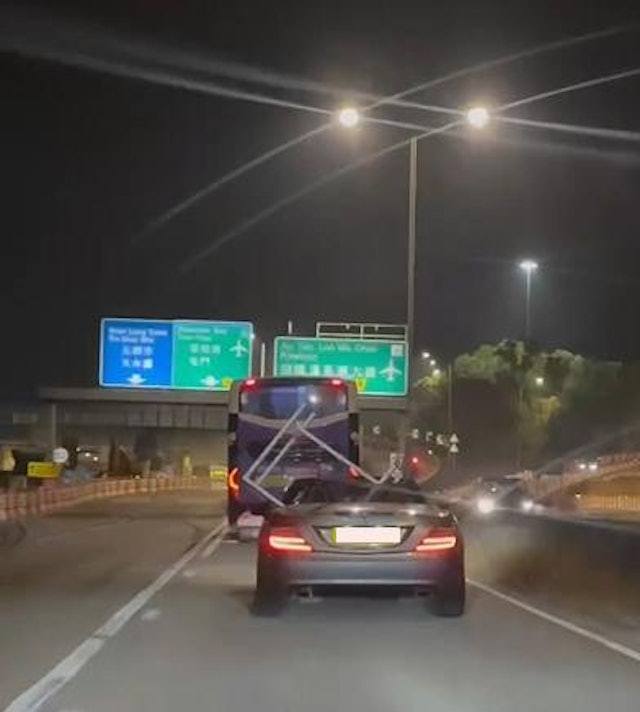 台灣新聞通訊社-敞篷車新用途曝光？賓士敞篷載超大鐵架行駛公路 網狂批「太離譜」