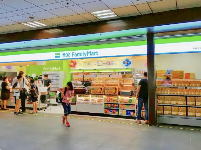 台灣新聞通訊社-限時限量供應！「全家」北車、高鐵商圈限定8店開賣「陳耀訓．紅土蛋黃酥禮盒」