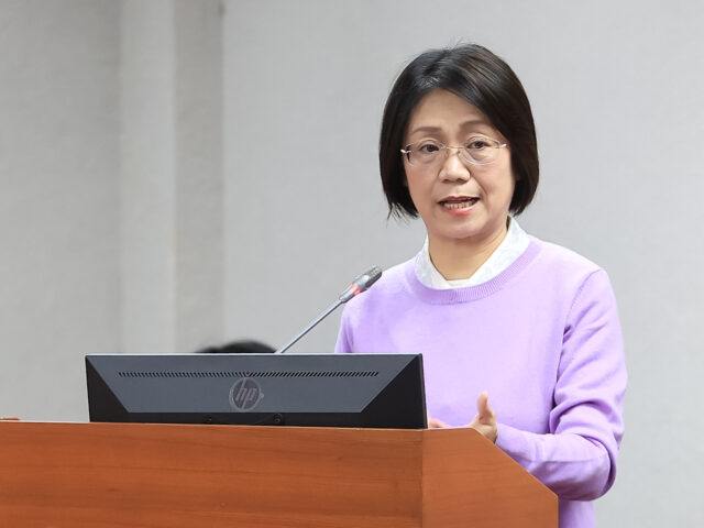 台灣新聞通訊社-銓敘部指停砍年金無追溯生效條文 翁曉玲：惡意曲解