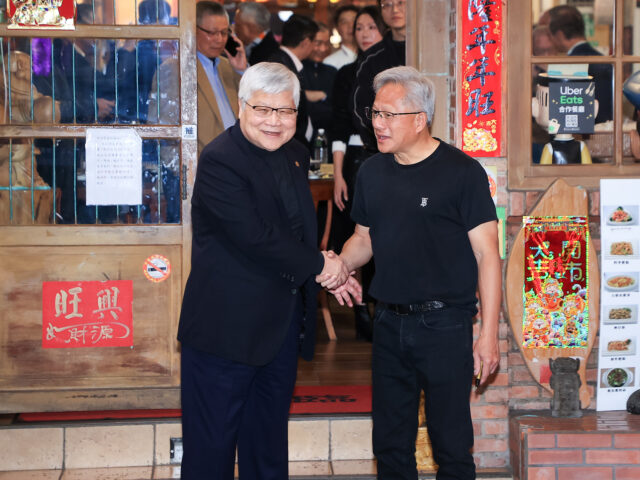 台灣新聞通訊社-「輝達晶圓需求巨大」 黃仁勳：盼未來十年台積電產能翻倍成長