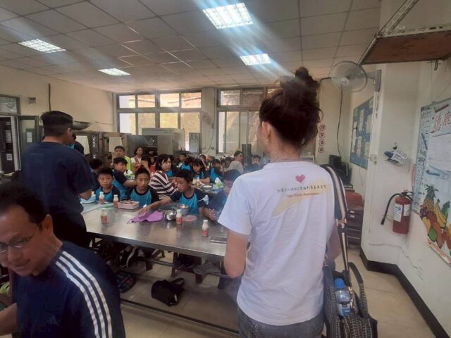 台灣新聞通訊社-超稀的豆漿 資深媒體人揭露偏鄉孩童免費午餐背後的真相