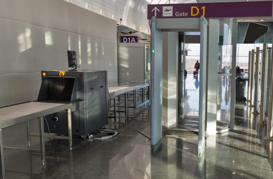 台灣新聞通訊社-離奇！80歲翁推亡妻過安檢 工作人員察覺這異狀攔下