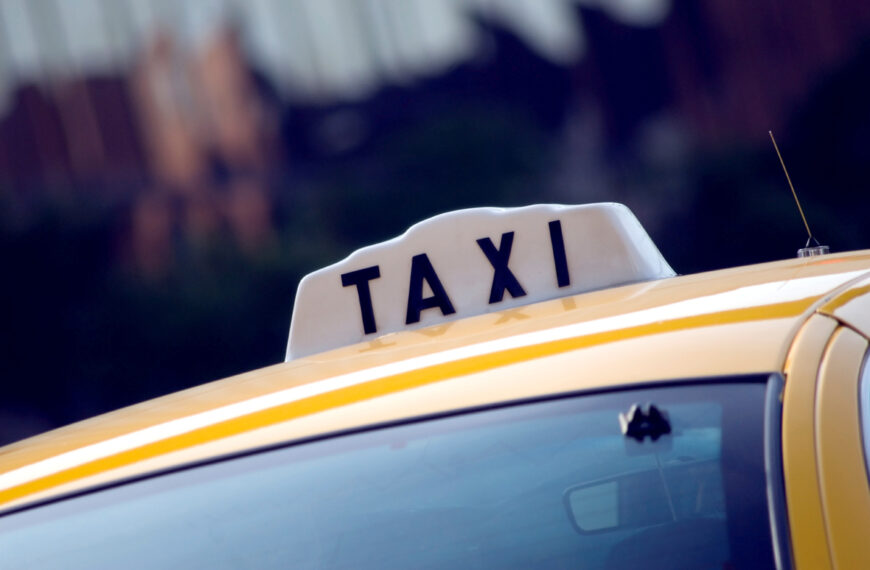 台灣新聞通訊社-車資800元…越南移工猶豫不敢上車 小黃司機「1張字條」送暖只收150元