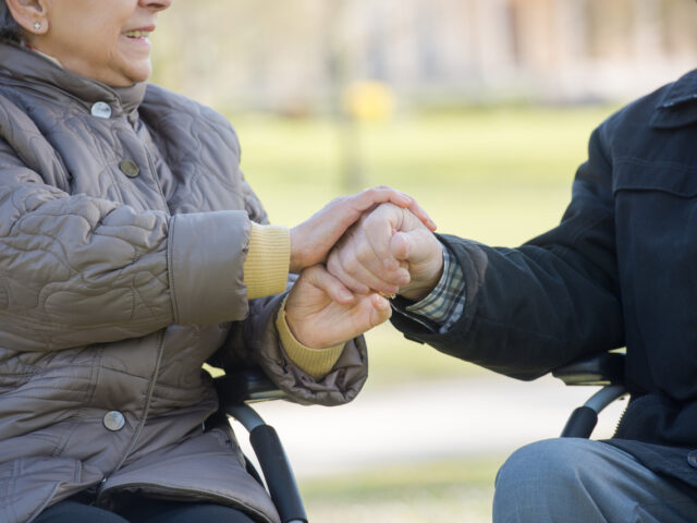 台灣新聞通訊社-「沒本事別生」就好？ 網搖頭揭殘酷真相：不養小孩改扛長照