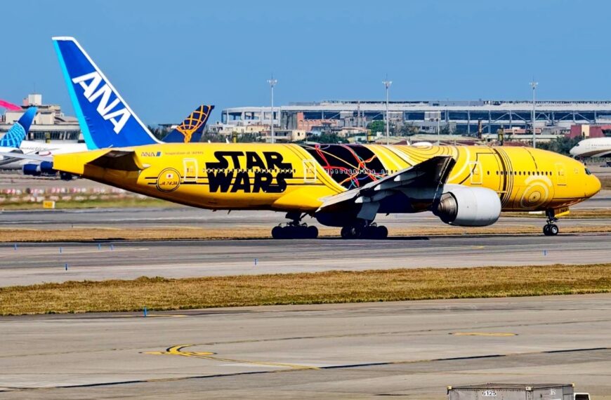 台灣新聞通訊社-全日空星戰彩繪機C-3PO抵台卸妝 吸引航迷爭睹