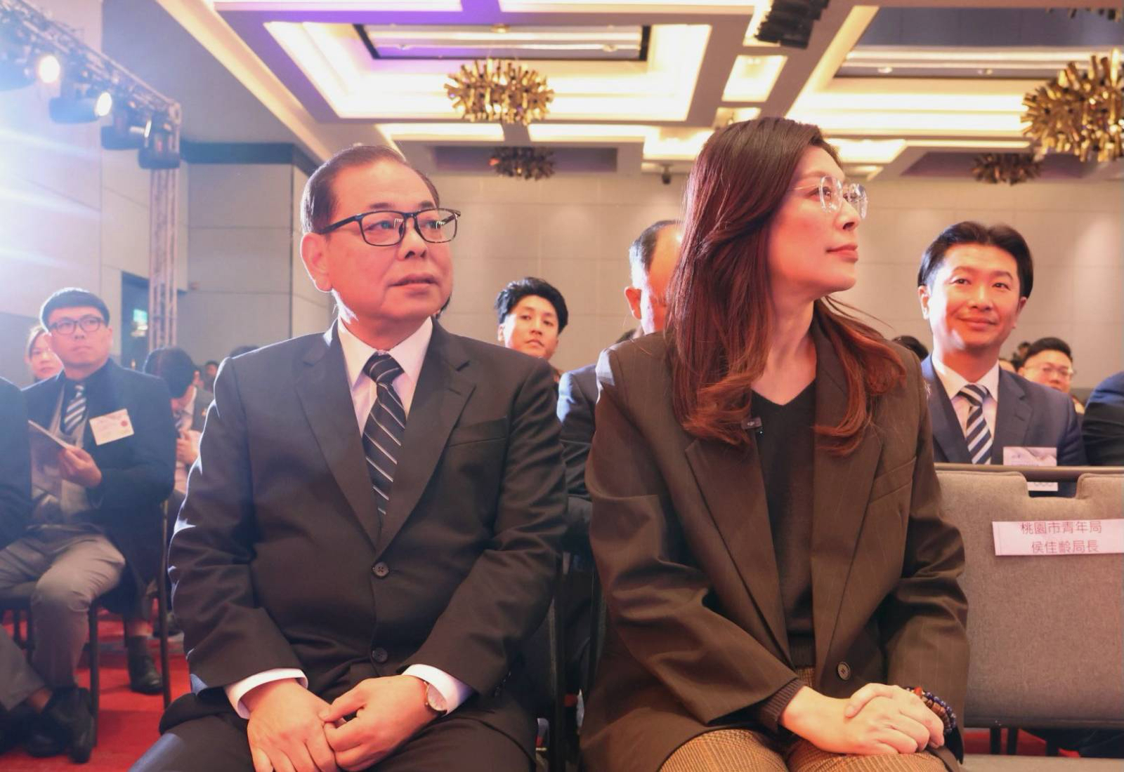 台灣新聞通訊社-青商會就職典禮話題人物 鄭麗文身旁同框「新竹縣蔣經國」引熱議