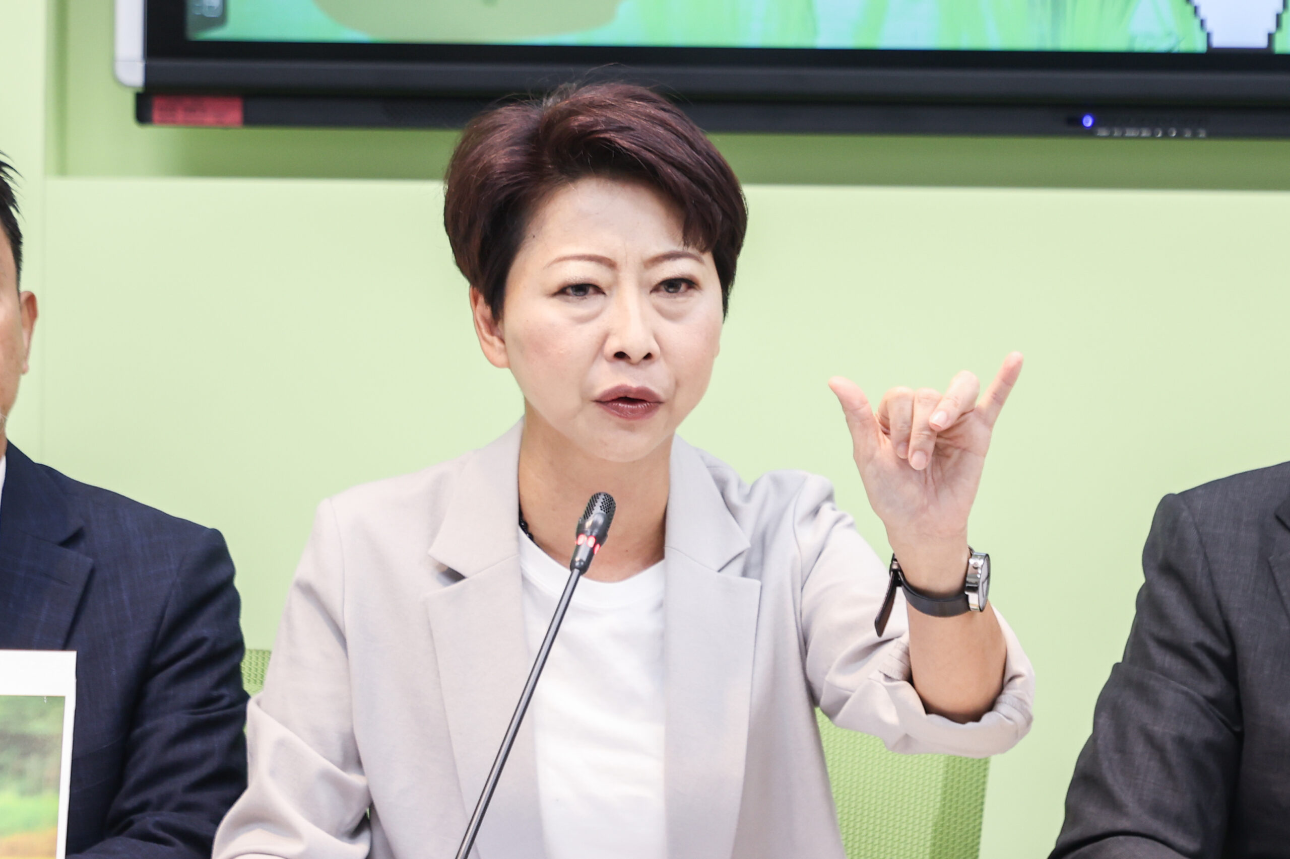 台灣新聞通訊社-遭控關說台電「堂弟電費罰款減半」 陳亭妃抗議：內容不實