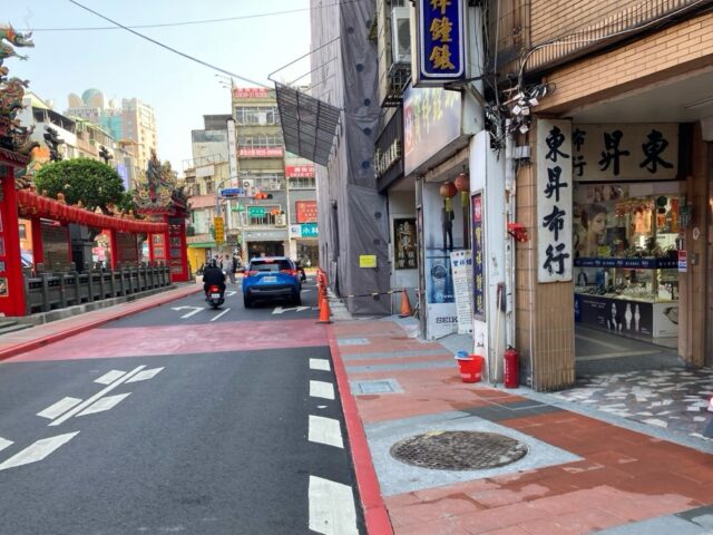 台灣新聞通訊社-桃園景福宮紅鋪面挨批罰單陷阱 市府急增「限速」標示