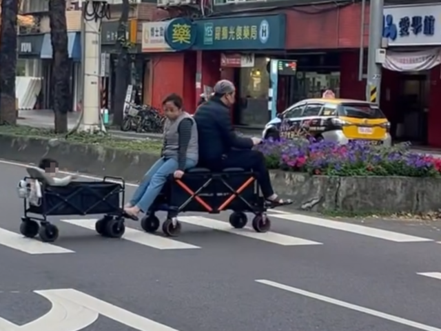 台灣新聞通訊社-台北街頭驚見電動小火車！超狂大人載娃過馬路　網笑：天龍人的鬆弛感