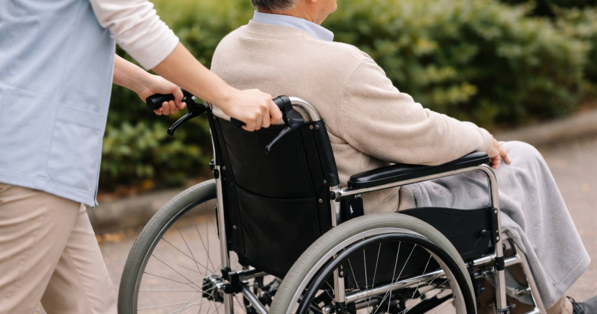 台灣新聞通訊社-102歲人瑞突娶68歲看護遭疑「粉紅收屍隊」　律師逆風：陳松勇也是