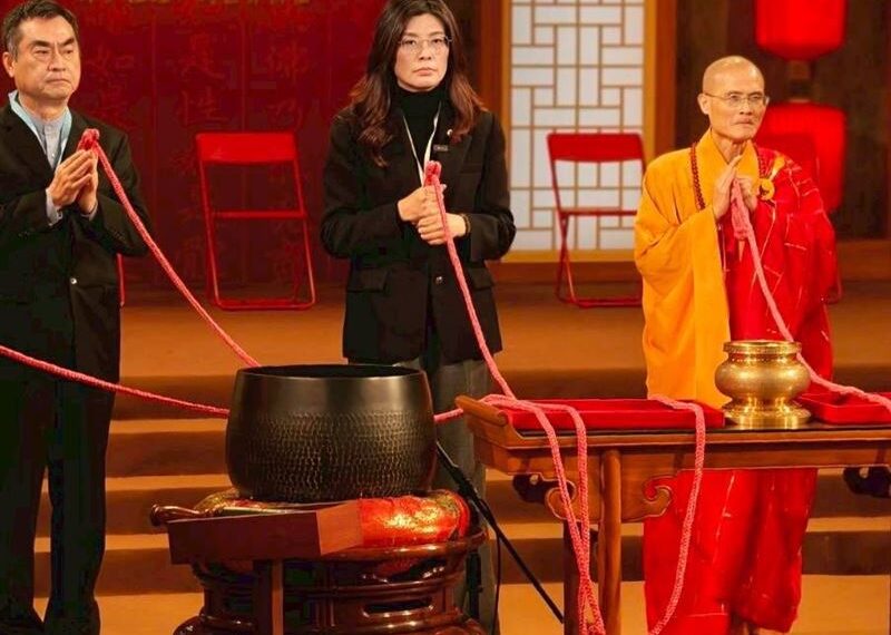 台灣新聞通訊社-鄭麗文紅繩「超自然抖動」　通靈少女認證：世上的拍咪啊不可能消滅消失