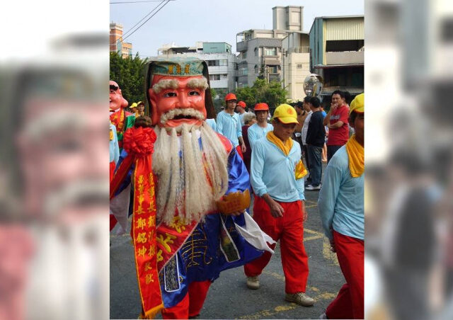 台灣新聞通訊社-假扮神明真騙錢？台中傳「土地公」晚間上街化緣　民眾怒：每年都出現