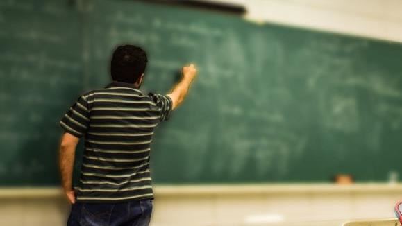 台灣新聞通訊社-不是繁體也非簡體字！老師常寫「這1字」　網一看笑了：台灣人才懂