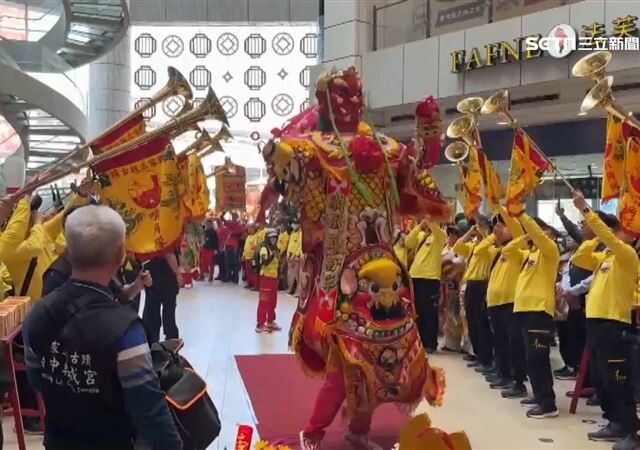 台灣新聞通訊社-開工日旱溪媽祖逛百貨　櫃哥姐鑽轎求業績