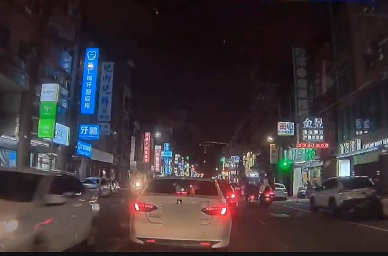 台灣新聞通訊社-失聯3年！移工開贓車逛大街　拒警攔查「逆向撞3車」警匪追逐畫面曝光