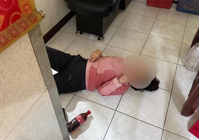 台灣新聞通訊社-桃園87歲獨居嬤倒臥家中！兒憂心駕車300公里北上　求助警破門搶命