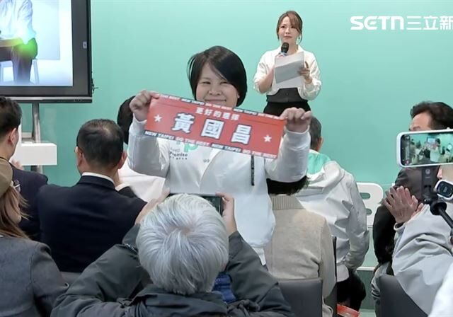 台灣新聞通訊社-不甩未棄中國籍爭議！中配李貞秀就職立委前…現身新北競總挺黃國昌