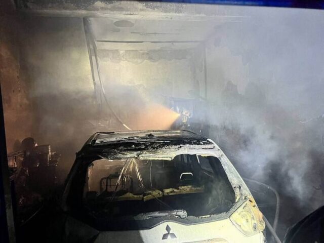 台灣新聞通訊社-黑暗中傳救命聲！車疑衝進屋變火球 駕駛夾車內嚴重燒傷