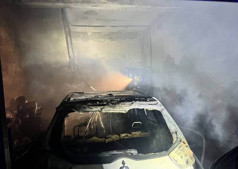 台灣新聞通訊社-黑暗中傳救命聲!車疑衝進屋變火球 駕駛夾車內嚴重燒傷