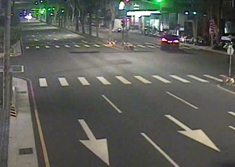 台灣新聞通訊社-天降50萬「鈔票雨」民眾狂撿　台中警調監視器追回8成、失主身分曝