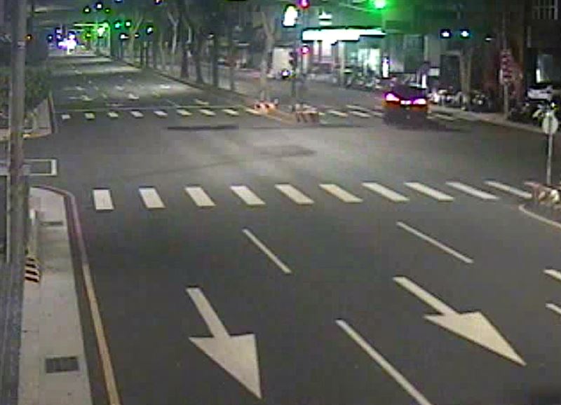 台灣新聞通訊社-天降50萬「鈔票雨」民眾狂撿　台中警調監視器追回8成、失主身分曝