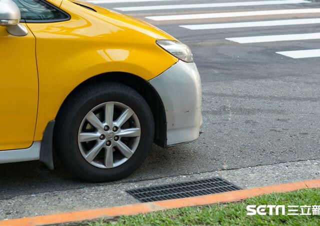 台灣新聞通訊社-北市清晨傳搶案！無辜運將遭持刀劫車「整台開走」 警方鎖定2嫌追緝中