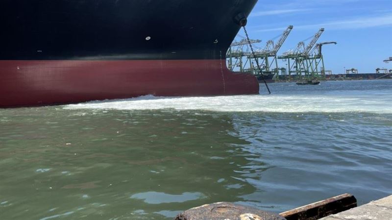 台灣新聞通訊社-高雄港75號碼頭添1亡魂…貨車司機猝死「屍體萎縮捲路邊」！原因不明