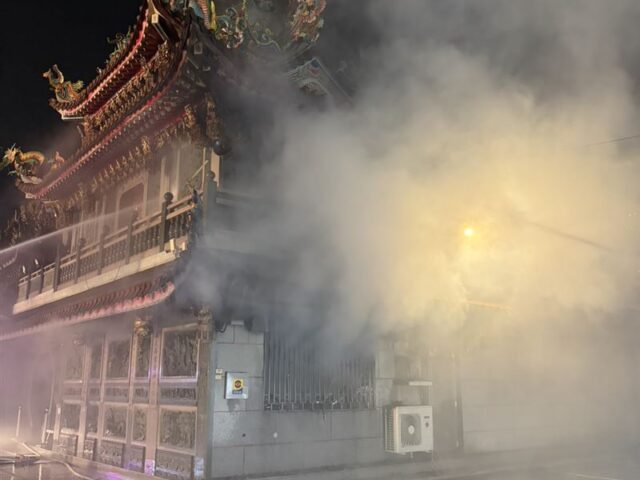 台灣新聞通訊社-快訊／知名財神廟「北港武德宮」失火！烈火濃煙狂竄畫面曝…消防急灌救