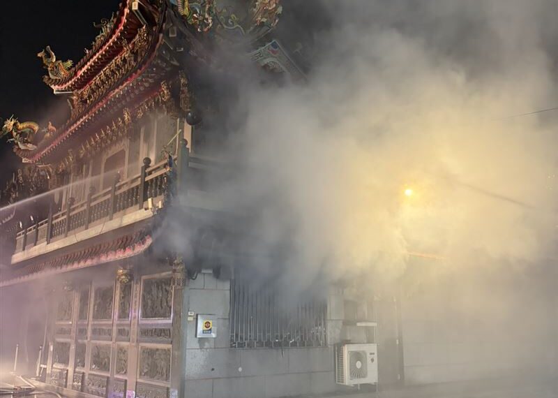 台灣新聞通訊社-快訊／知名財神廟「北港武德宮」失火！烈火濃煙狂竄畫面曝…消防急灌救