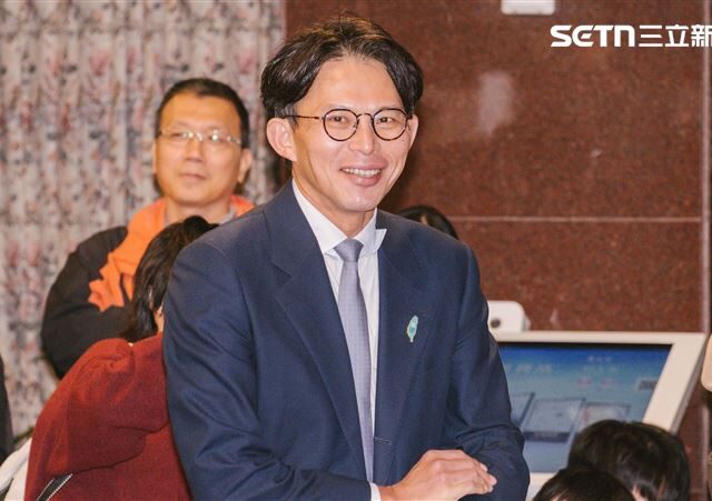 台灣新聞通訊社-黃國昌轟綠排考察浪費時間！林月琴秀數據狠打臉：難道你在說廖偉翔？