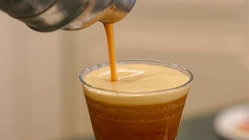 台灣新聞通訊社-獵奇口味沒極限！他驚見超商奶茶加了「這1物」　眾人嚇壞：在懲罰誰？