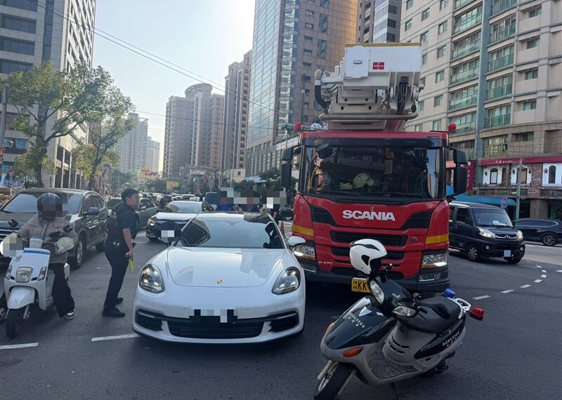 台灣新聞通訊社-快訊／賠慘了！新北消防局雲梯車轉彎猛撞保時捷幸無人傷