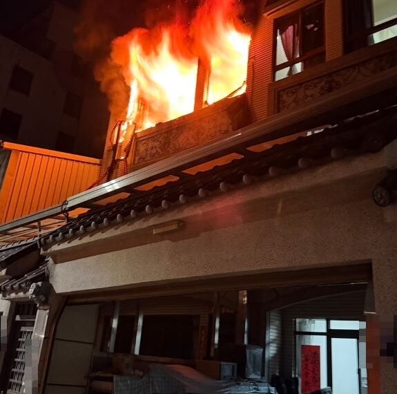 台灣新聞通訊社-台中夫妻吵架疑「潑油縱火」！大火狂燒夫活活燒死…妻90％燒燙傷送醫
