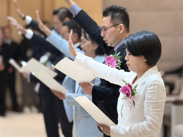 台灣新聞通訊社-李貞秀爭議聲中就職立委　綠議員嘆：捍衛法制都做不到，怎麼捍衛國家？