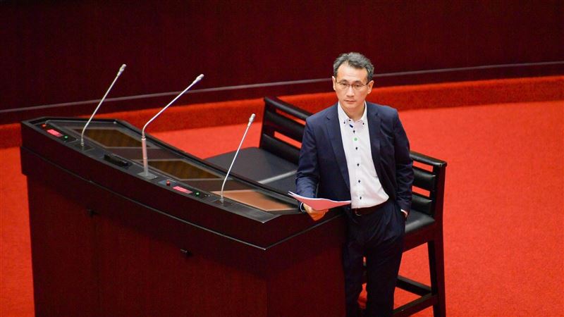 台灣新聞通訊社-謝龍介挺李貞秀！稱憲法不認中華人民共和國　鄭運鵬打臉：講那些都狗屁